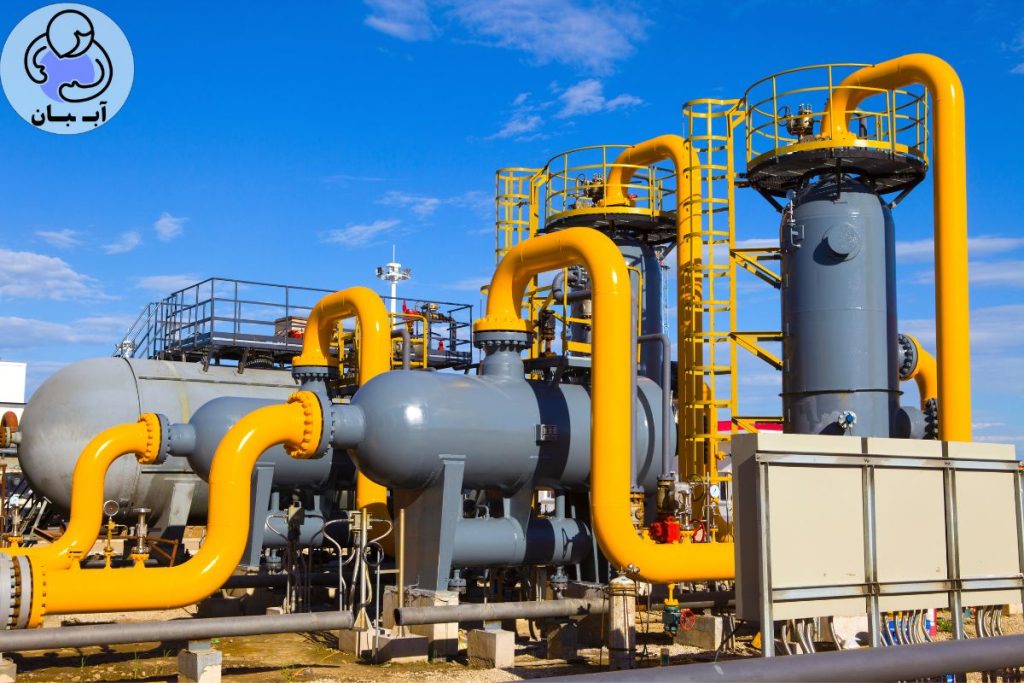 ۳. صنایع پتروشیمی، پالایشگاهها و نفت و گاز: جداسازی امولسیونها و مواد آلی